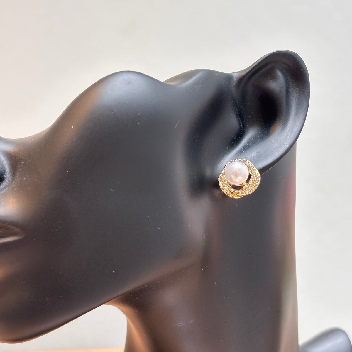 Classy Lady Pearl Stud Earrings